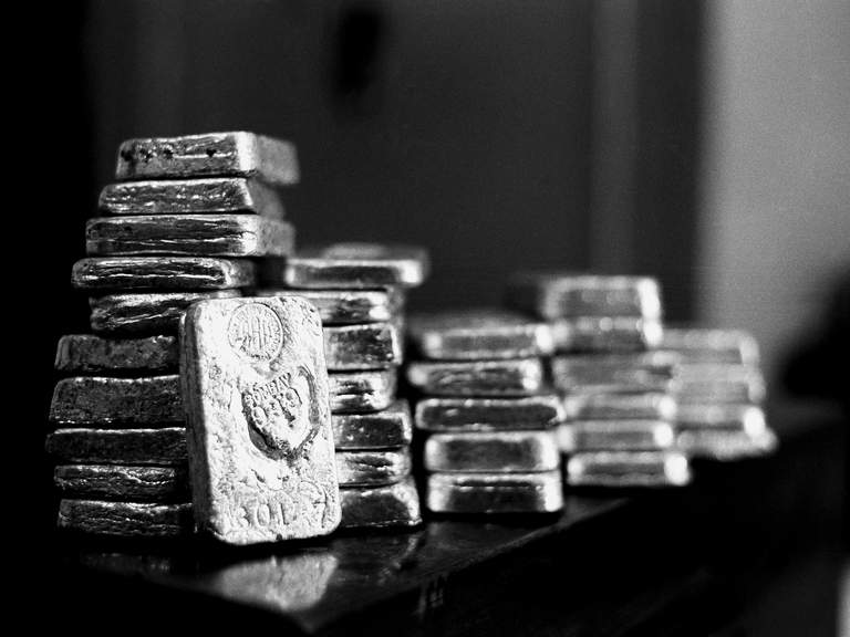 Giá kim loại đồng loạt lao dốc